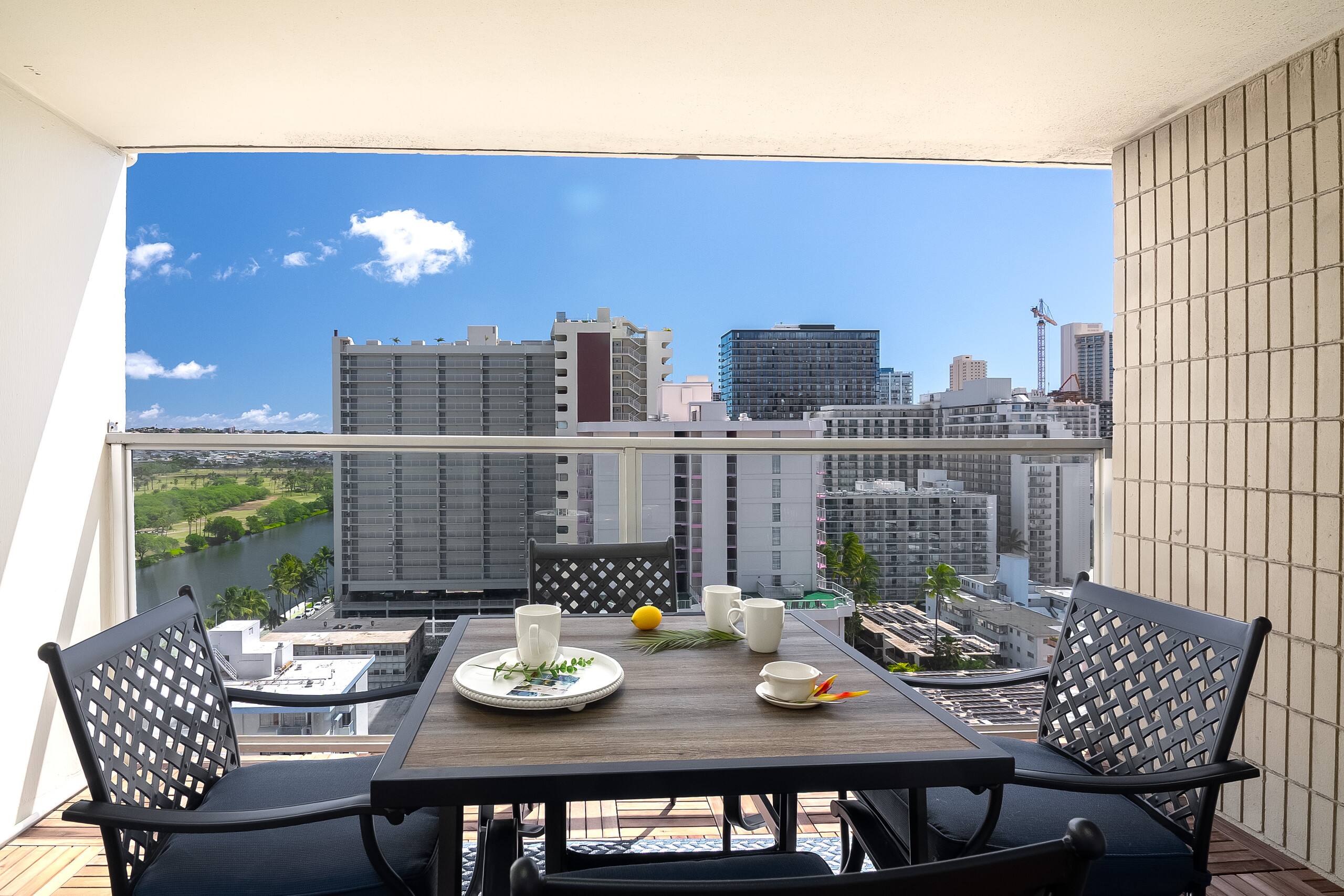 Waikiki studio w/ city skyline view & beach access - Image 15