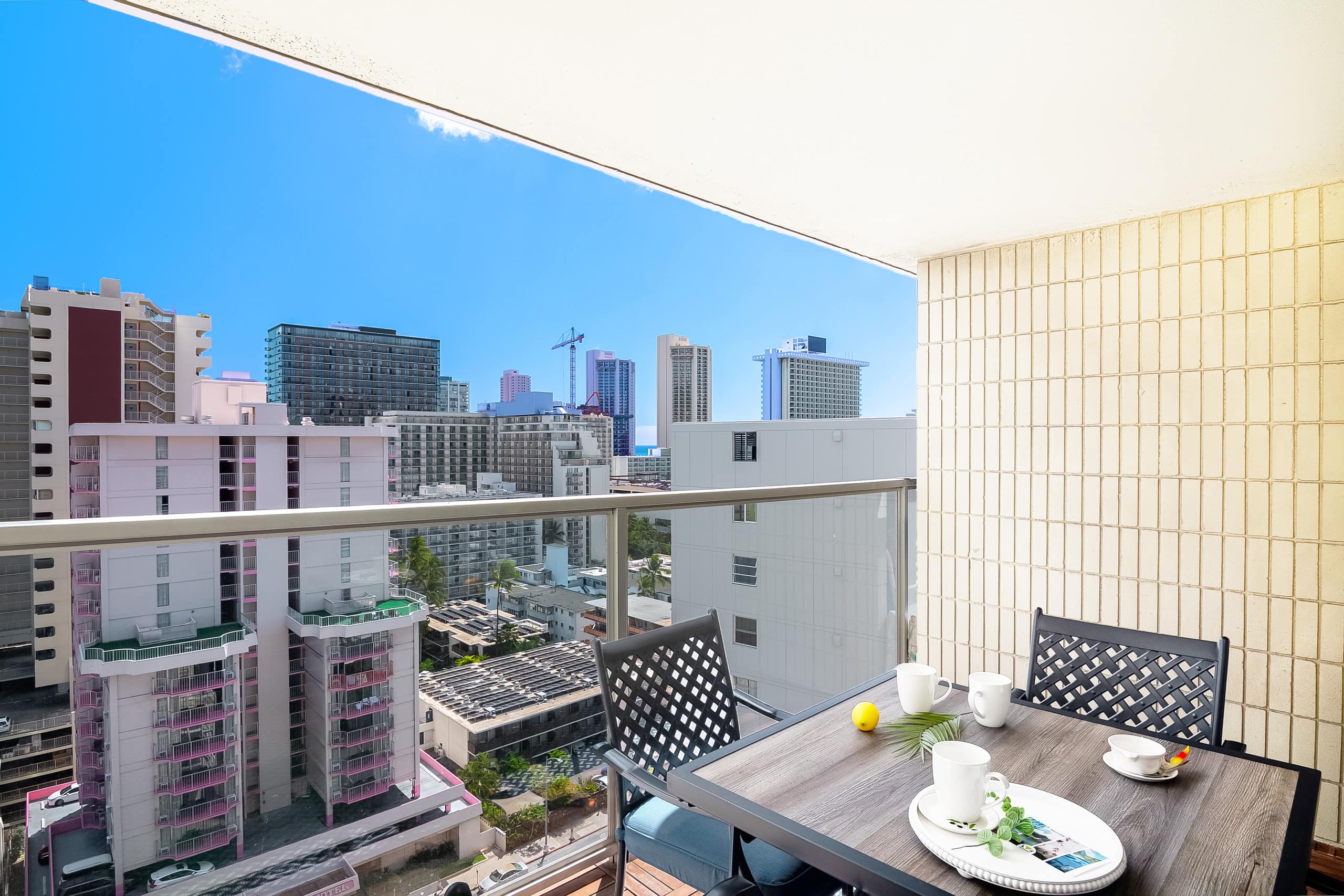 Waikiki studio w/ city skyline view & beach access - Image 25