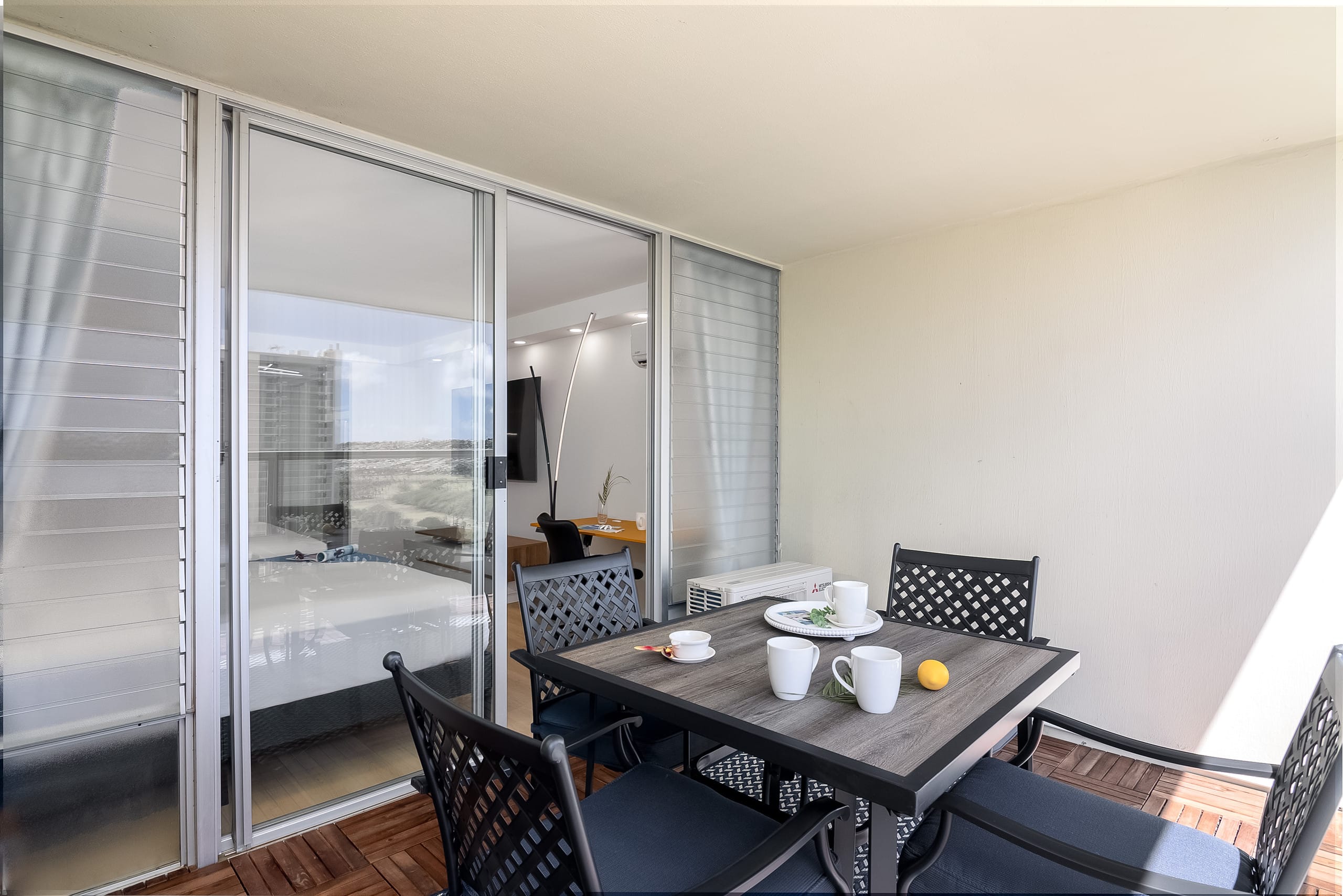 Waikiki studio w/ city skyline view & beach access - Image 14