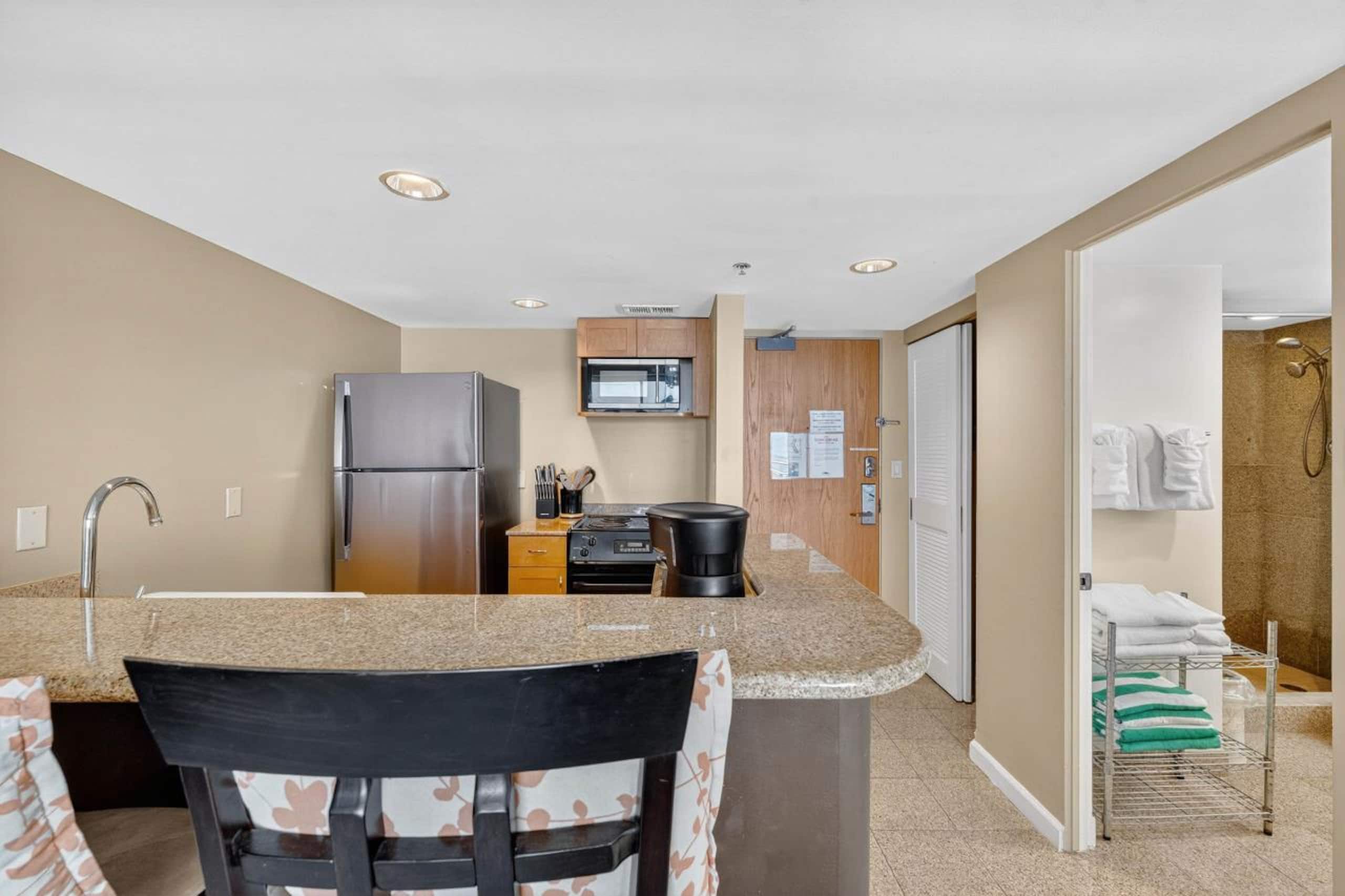 Condo in Honolulu · ★4.84 · 1 bedroom · 2 beds · 1 private bath - Image 7