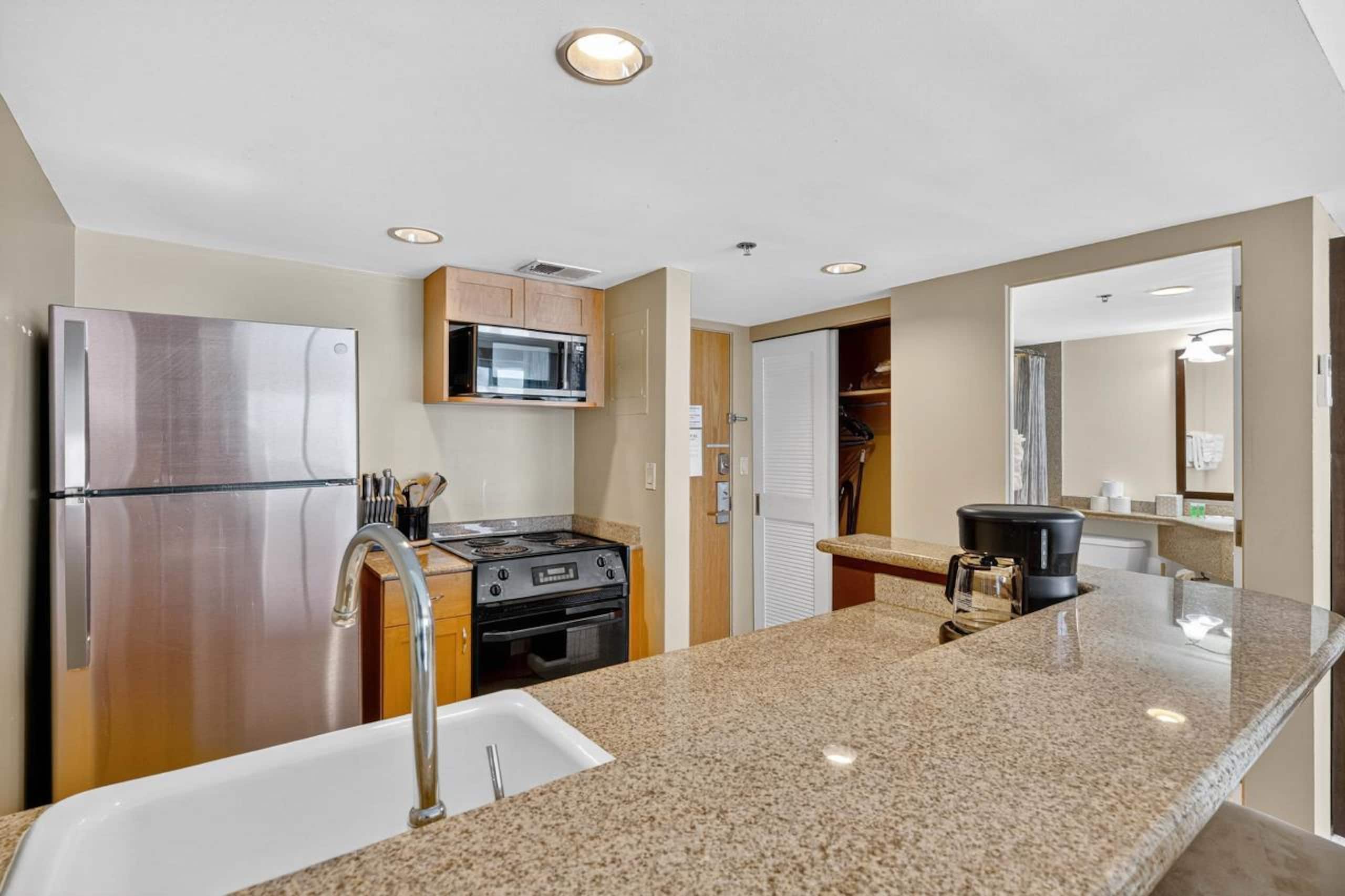 Condo in Honolulu · ★4.84 · 1 bedroom · 2 beds · 1 private bath - Image 6