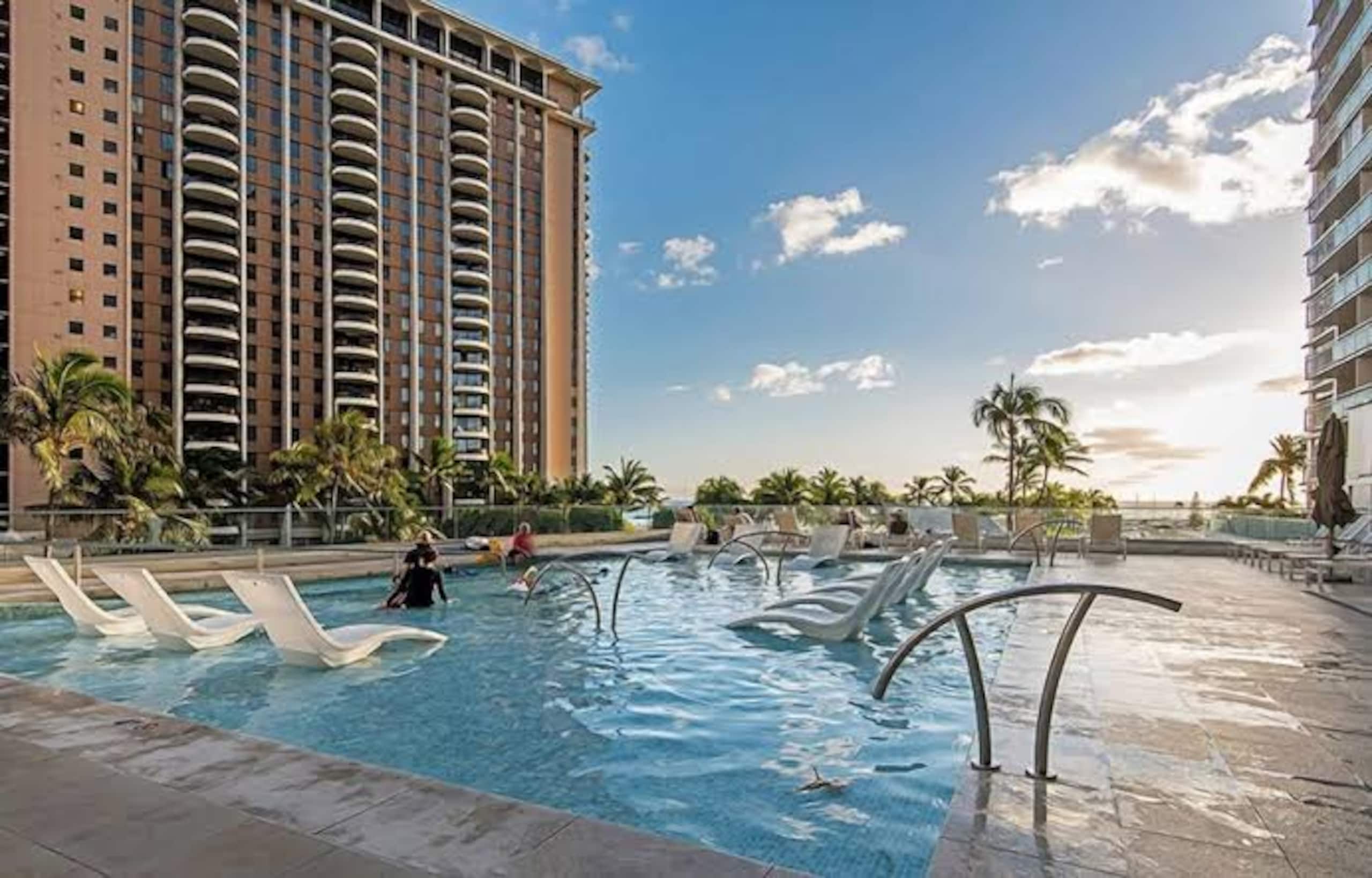 Condo in Honolulu · ★4.84 · 1 bedroom · 2 beds · 1 private bath - Image 18