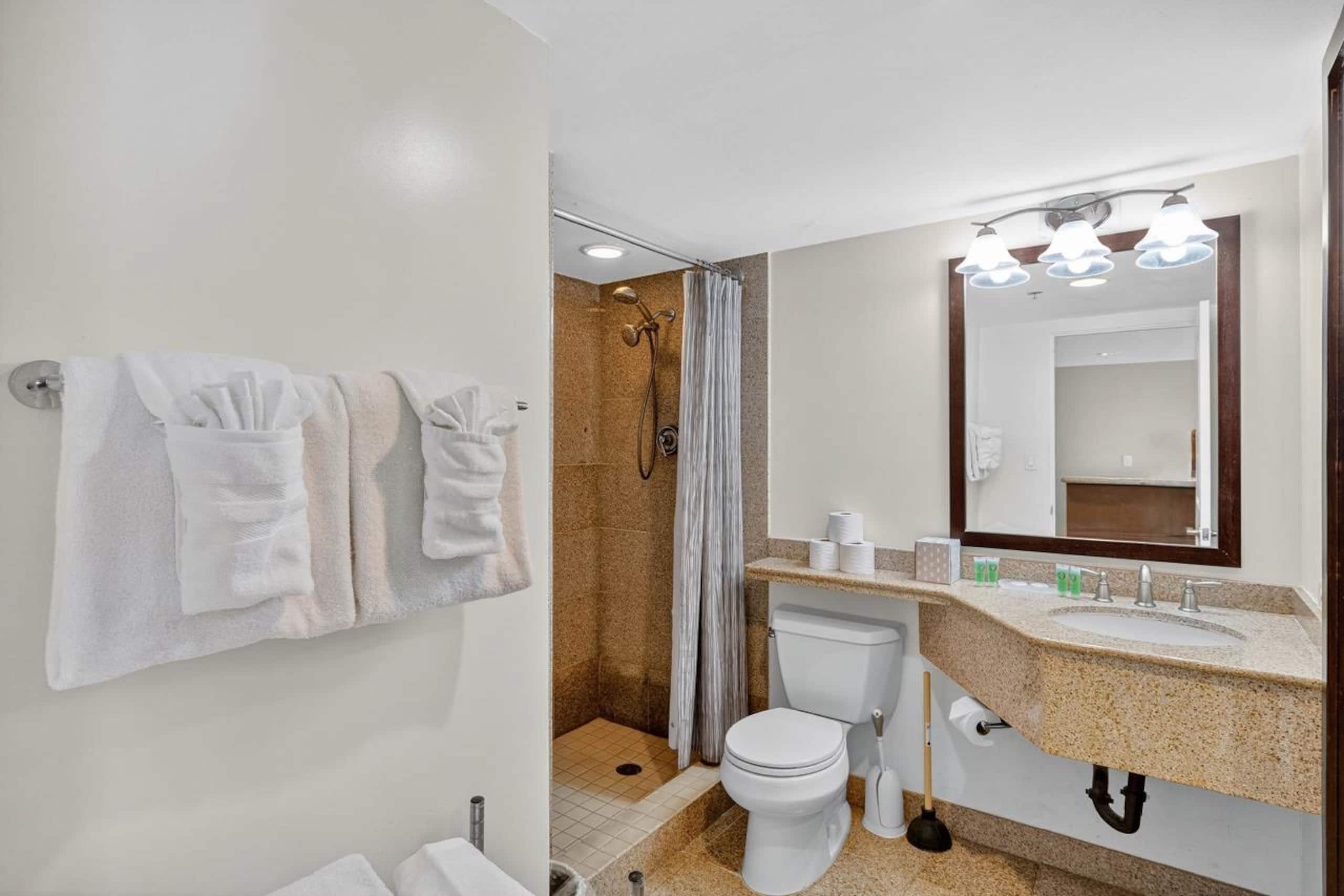 Condo in Honolulu · ★4.84 · 1 bedroom · 2 beds · 1 private bath - Image 13