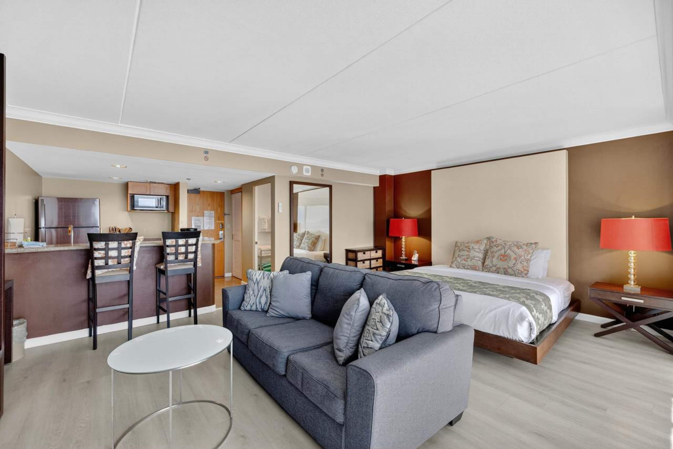 Condo in Honolulu · ★4.84 · 1 bedroom · 2 beds · 1 private bath - Image 11