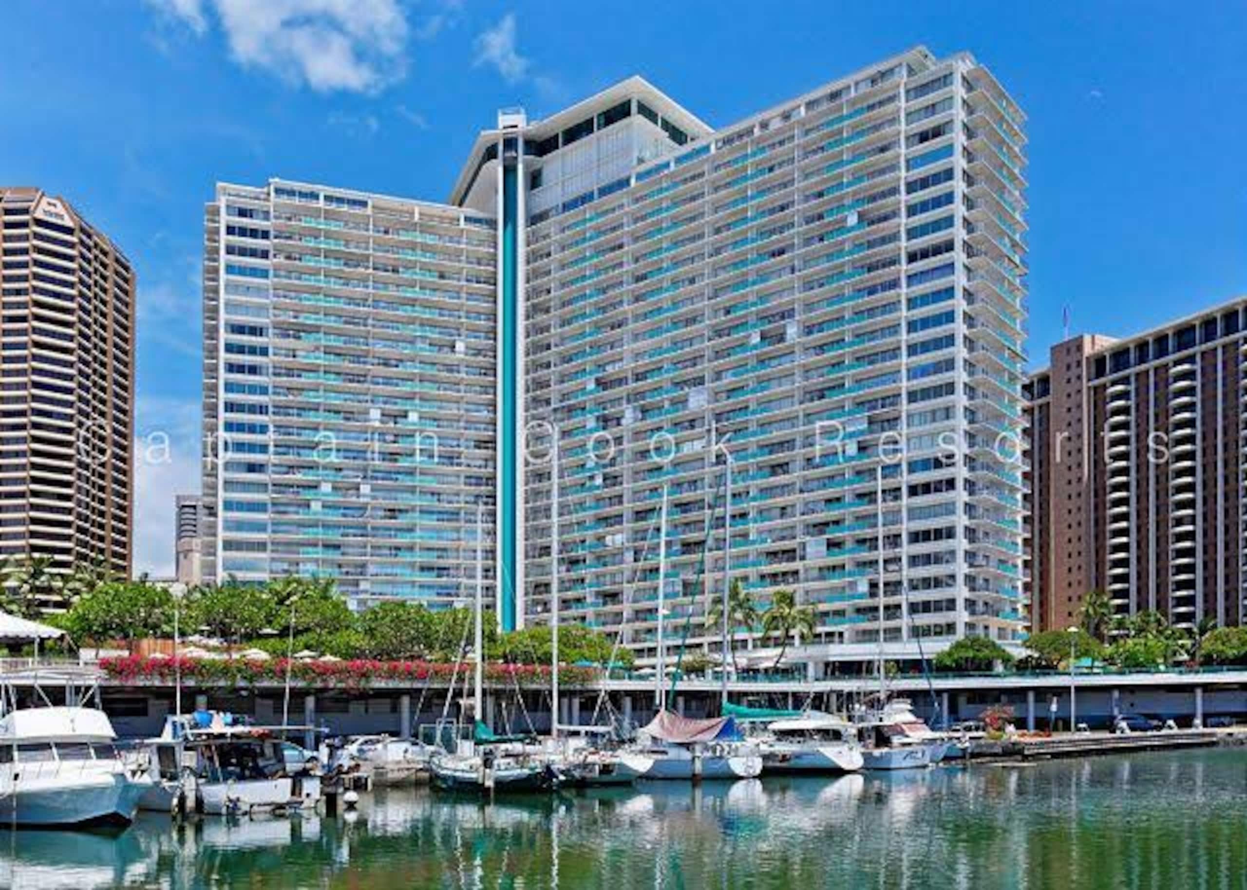 Condo in Honolulu · ★4.84 · 1 bedroom · 2 beds · 1 private bath - Image 32