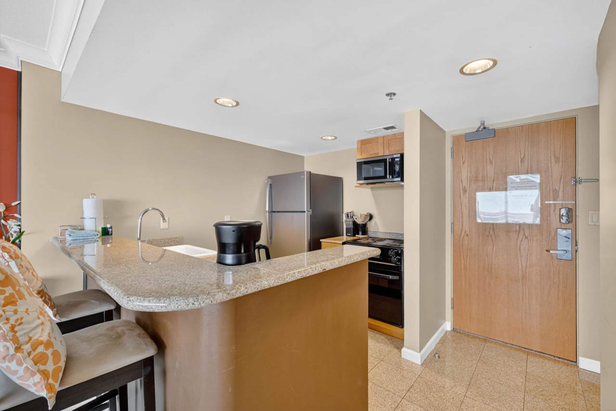 Condo in Honolulu · ★4.84 · 1 bedroom · 2 beds · 1 private bath - Image 5