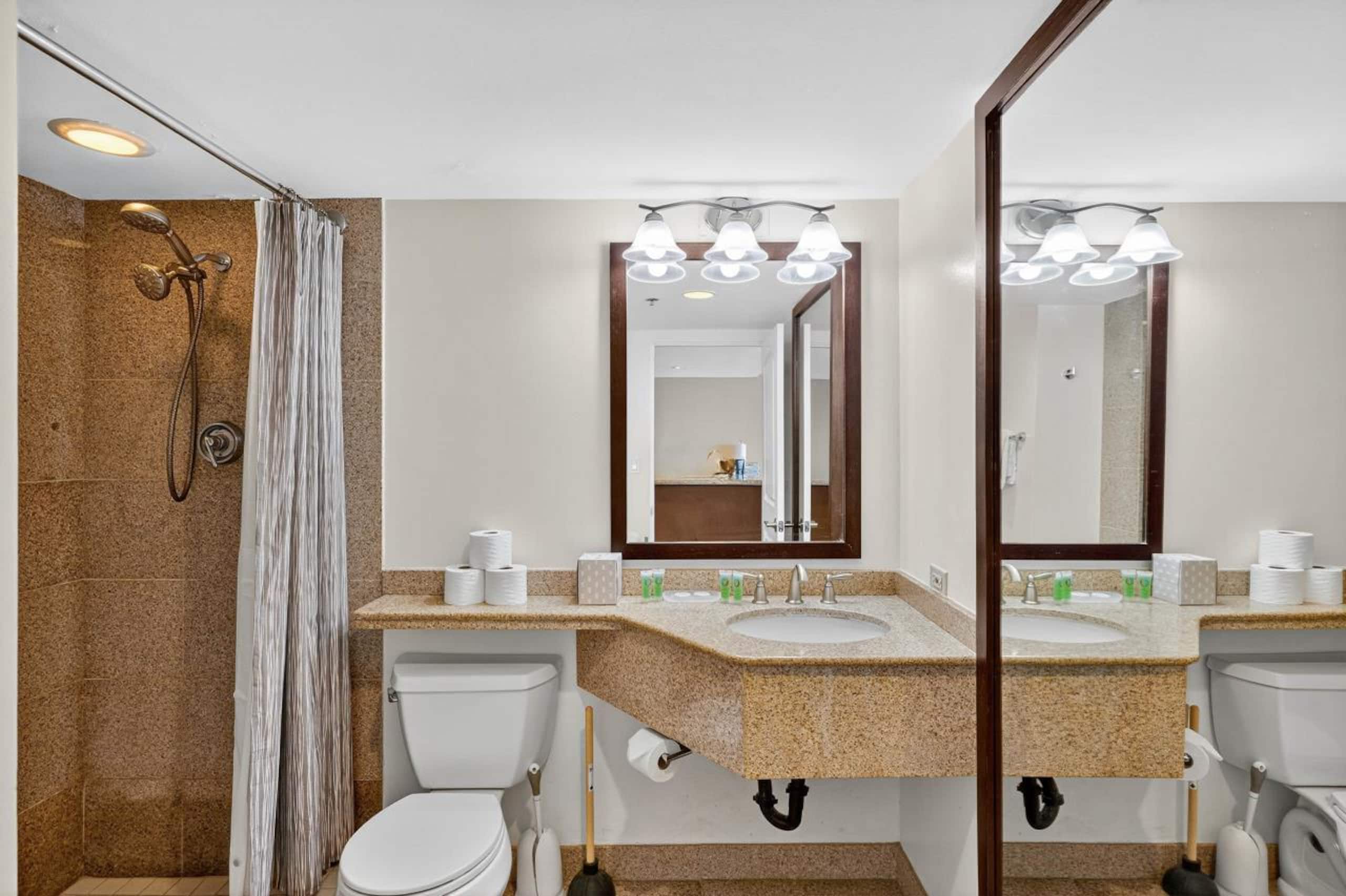 Condo in Honolulu · ★4.84 · 1 bedroom · 2 beds · 1 private bath - Image 14
