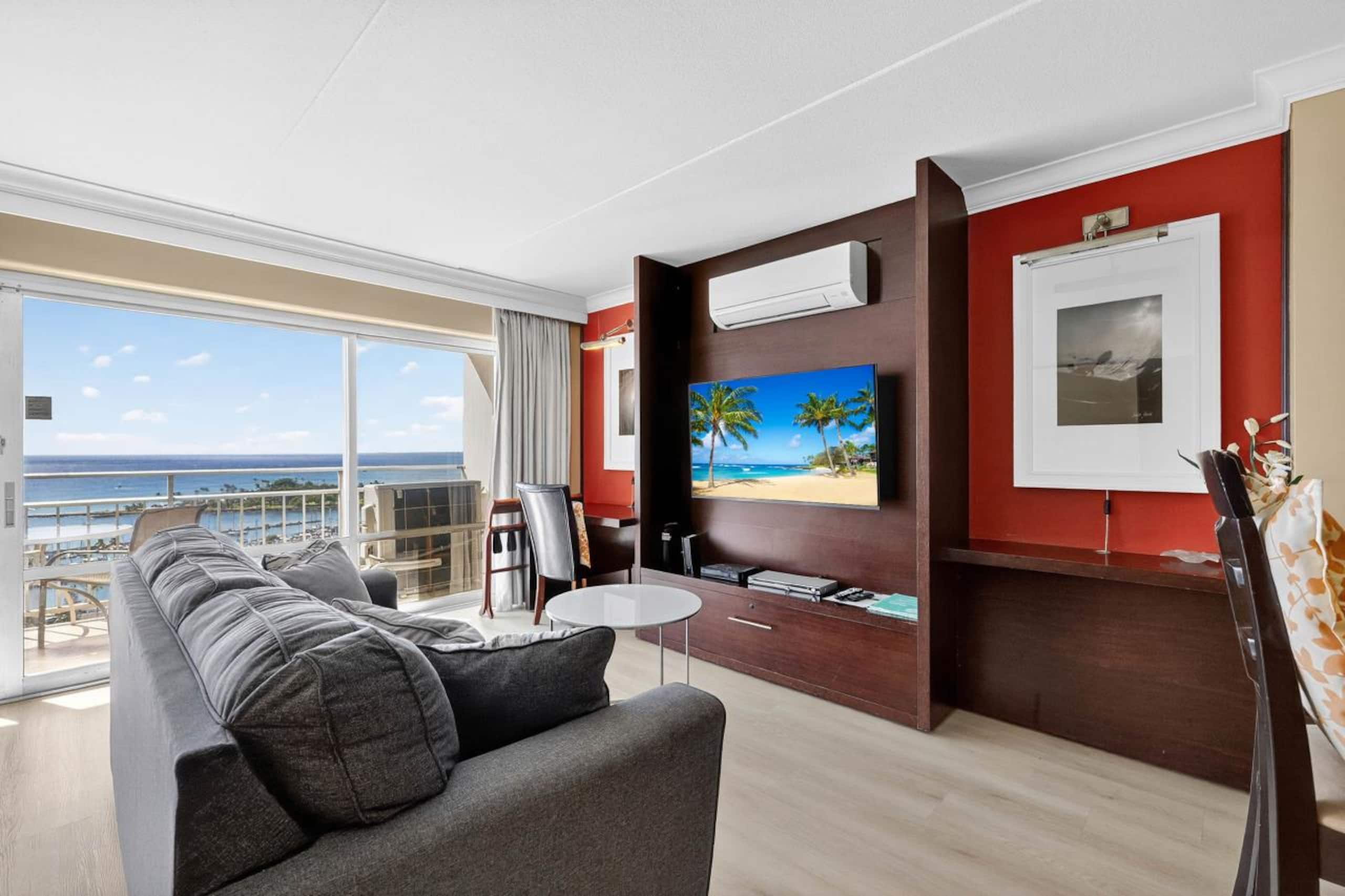 Condo in Honolulu · ★4.84 · 1 bedroom · 2 beds · 1 private bath - Image 2