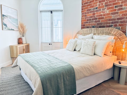 Relaxed Coastal Feel - 4BR Home in Central Wagga