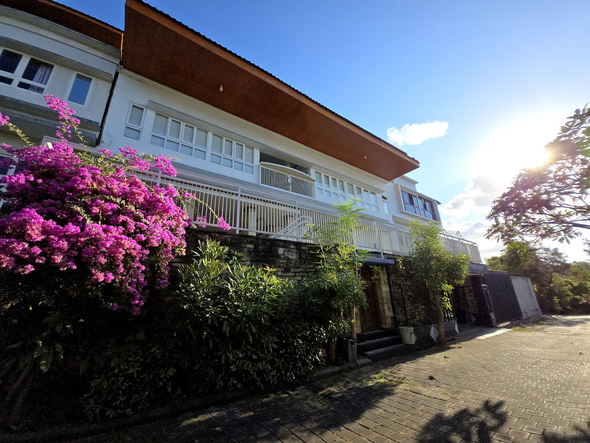 Home in South Kuta · 3 bedrooms · 8 beds · 5 private baths รายการ Airbnb เปรียบเทียบ