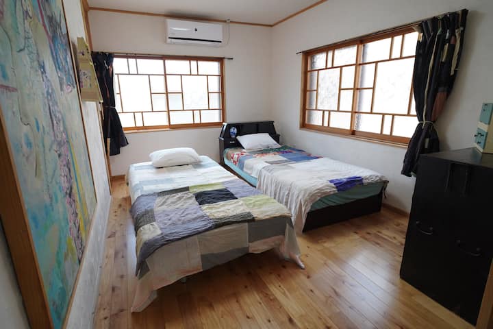 Босилек, спалнята на 2-рия етаж
Това е стая за 2 души.
Всяка стая е оборудвана с климатик, така че мисля, че престоят ви ще бъде удобен.