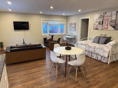Top Airbnb: Bright and Spacious 2 Bedroom Apartment Downtown in Waterloo