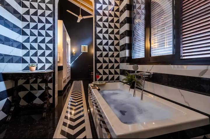 Full bathroom 1 image 1