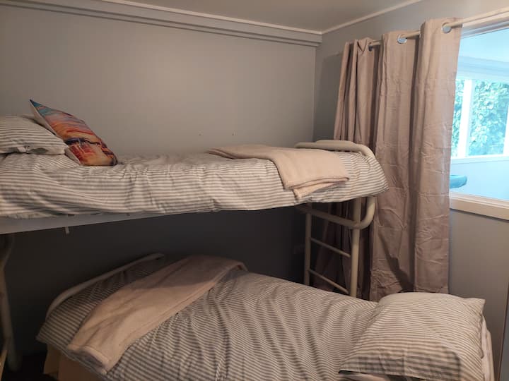 solo se puede utilizar en verano, ya que el dormitorio se encuentra en la zona del garaje de la planta baja