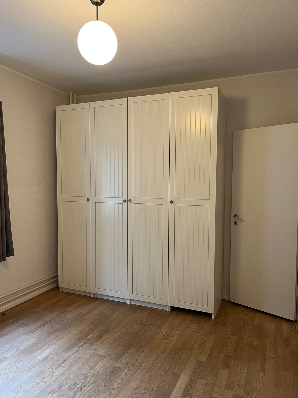 Goede kastruimte in slaapkamer 1