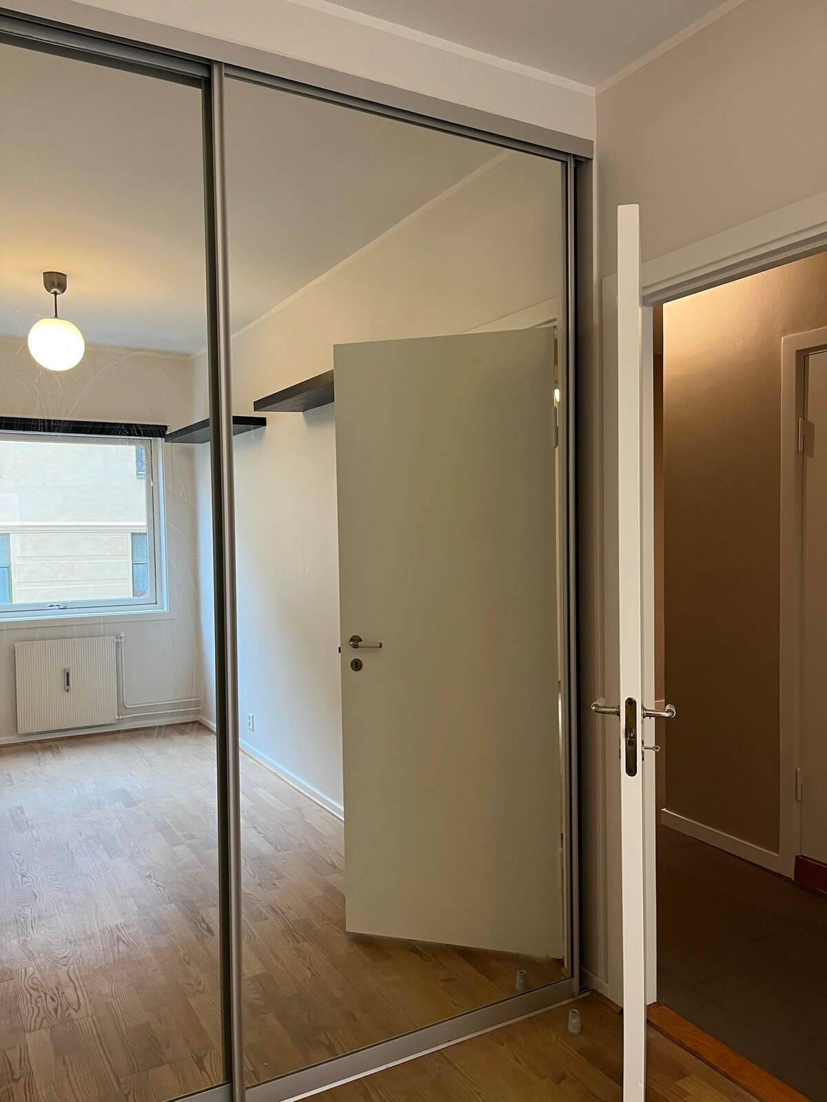 Grote spiegelkast in slaapkamer 2