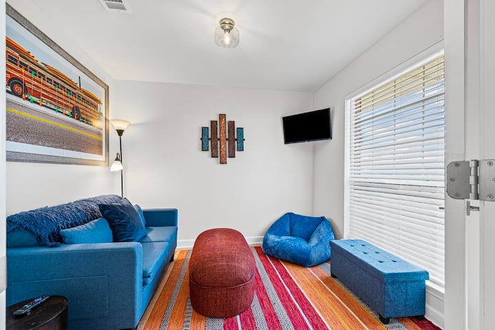 Dnevna soba savršena za djecu za igru i gledanje televizije. Dvostruki sklopivi krevet dostupan je po potrebi u ormaru glavne spavaće sobe ili zatražite da ga donesu prije dolaska.