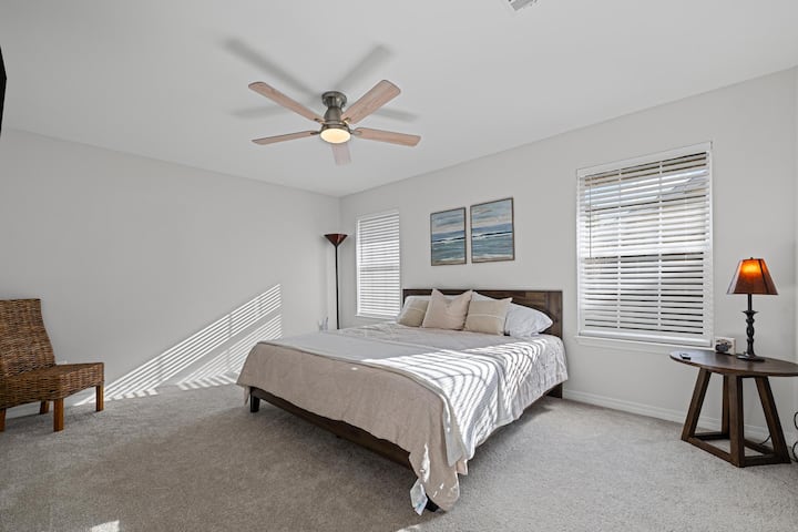 Bračni krevet. Dječji krevetić i dva jednostruka kreveta za fleksibilnu sobu koja se nalazi u ormaru. 6