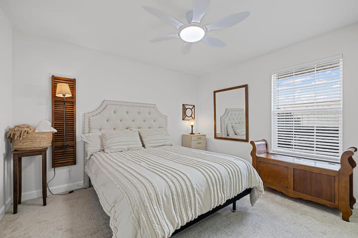 Bračni krevet. Spremnik za pohranu s dodatnim pokrivačima. Toaletni stol u ormaru.