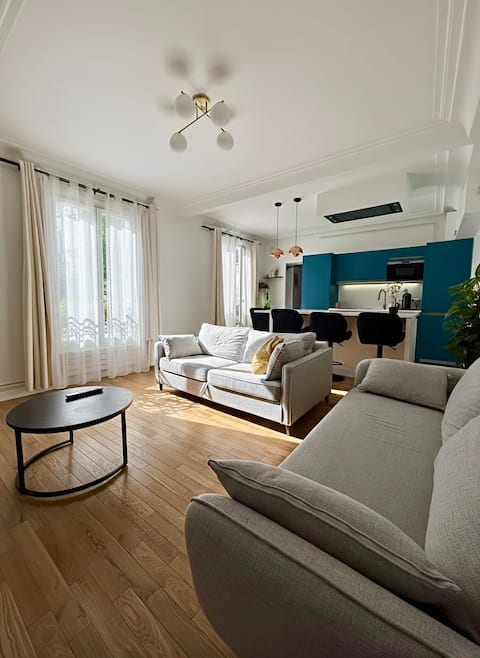 Popular Airbnb listing: Crazy · Jacuzzi & Home Cinema – heart of Paris in Paris 11e Arrondissement