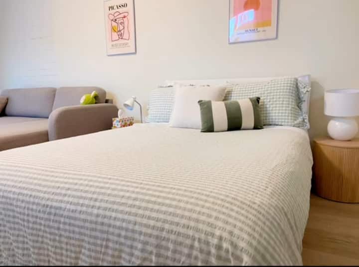 ორადგილიანი საწოლი, გასაშლელი დივანი და ტელევიზორი