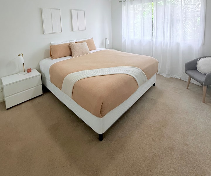 საწოლი 193×203 სმ, სავარძელი და ტელევიზორი