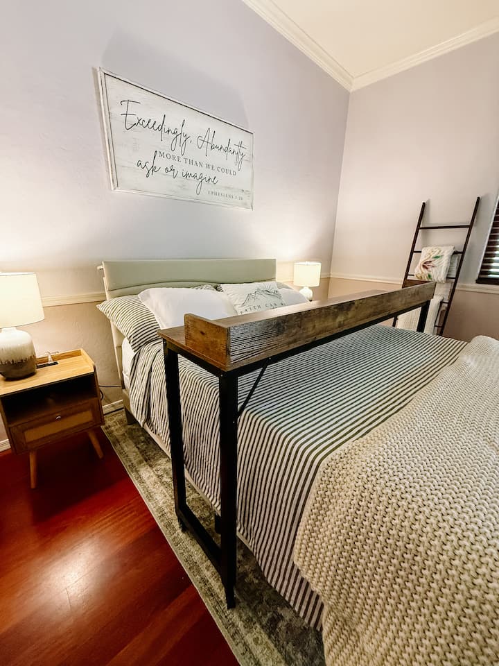 Manželská posteľ s posuvným stolíkom