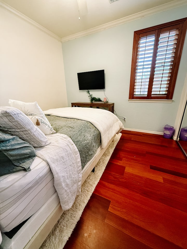 Izba s manželskou posteľou Queen a tele