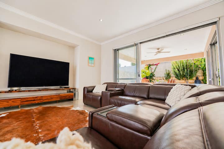 South Freo Villa | Spacious Coastal Luxury - Fremantle