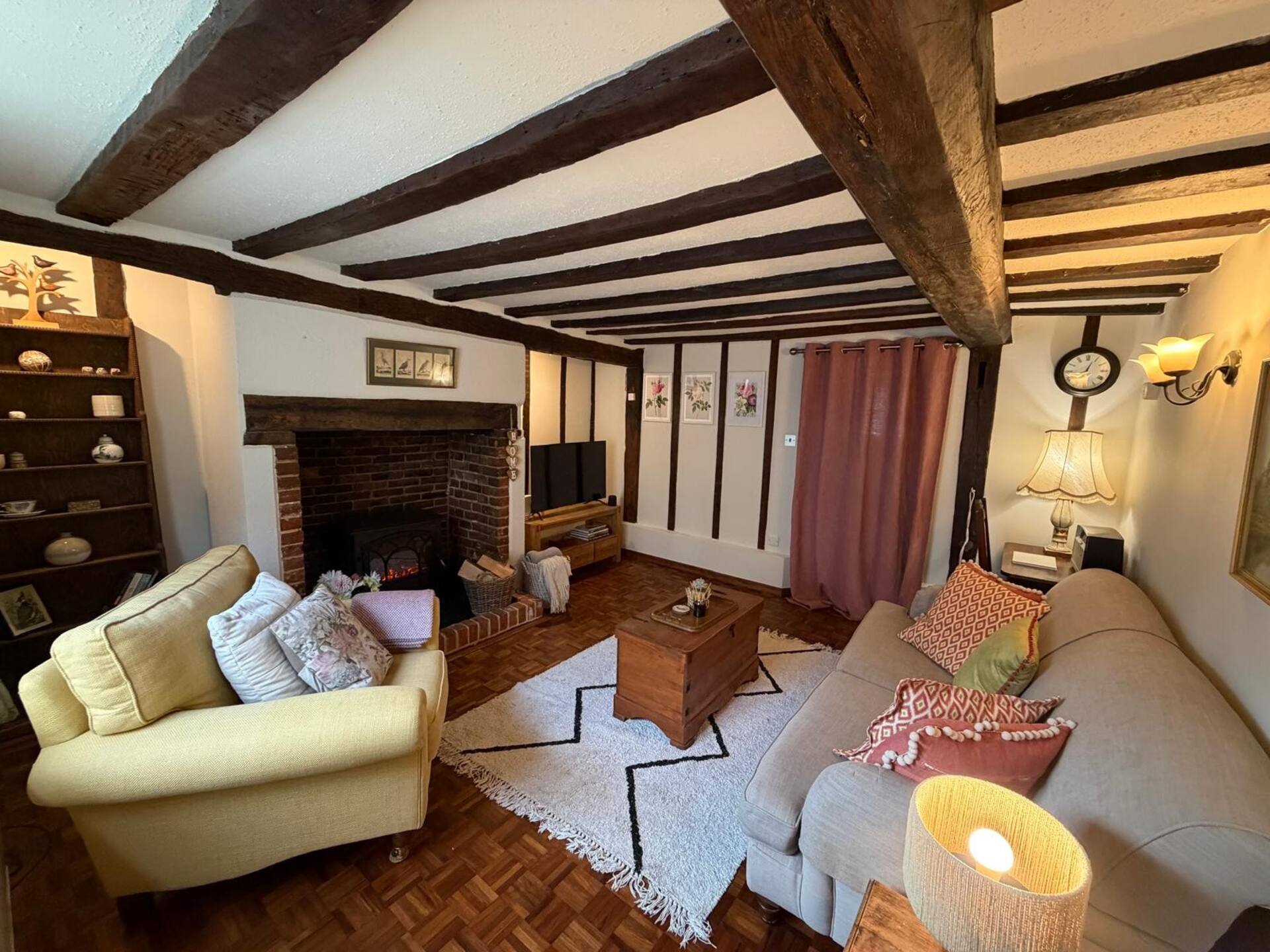 Quaint Cottage in historic town, dog friendly.