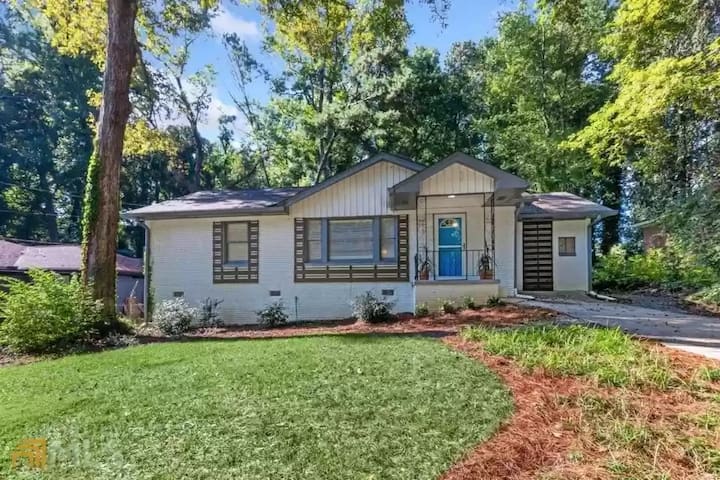 Cozy Decatur Bungalow With Beautiful Backyard - Decatur, GA