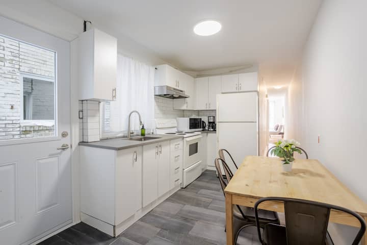 Cozy City Retreat | 2br Downtown - Laval