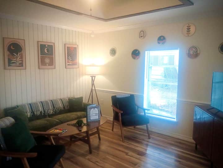 The Wander Inn: Walk To Downtown, Huge Backyard - Weatherford, TX
