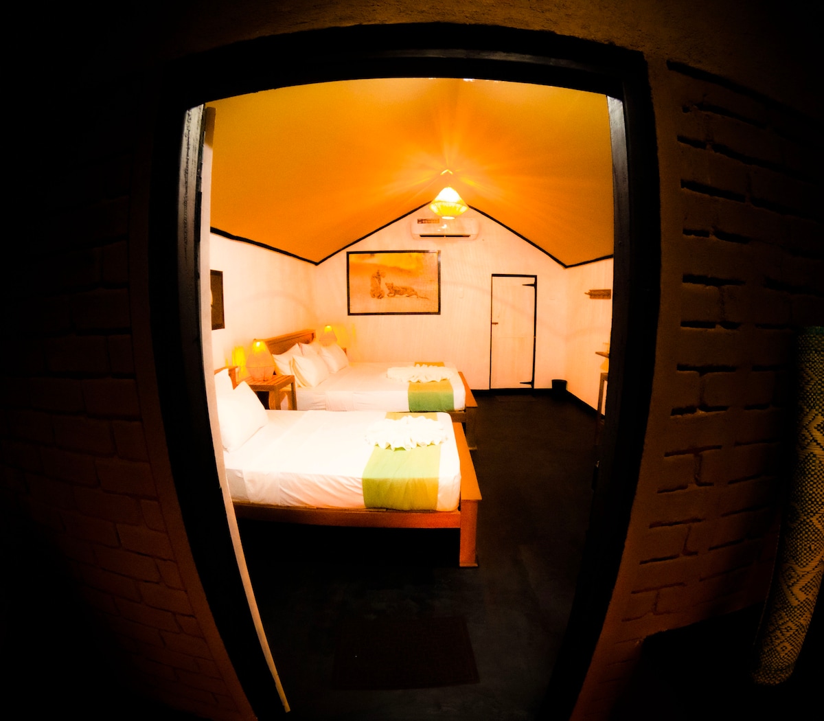 Gîte écologique avec chambres confortables, salles de bain privées et grandes fenêtres donnant sur les rizières et les réservoirs. Mobilier en bois naturel, lits confortables, décoration locale animée et espaces extérieurs pour l'observation de la faune et la détente.