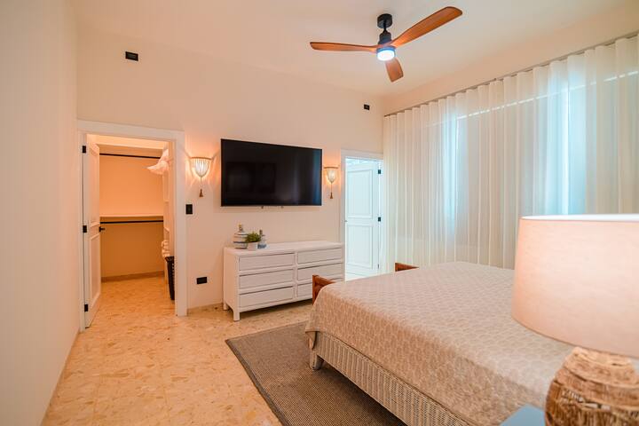 Villa Encantadora – steps from a secluded Beach