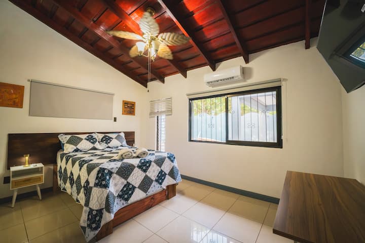 Onze kamers zijn voor maximaal 3 personen. Met airconditioning, smart-tv en ventilatoren. Het heeft een tweepersoonsbed en een eenpersoonsbed eronder. 

De badkamer is privé met een jacuzzi en een douche met warm water. Shampoo, Conditioner, Douchegel.