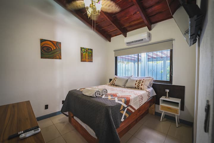 Onze kamers zijn voor maximaal 3 personen. Met airconditioning, smart-tv en ventilatoren. Het heeft een tweepersoonsbed en een eenpersoonsbed eronder. 
