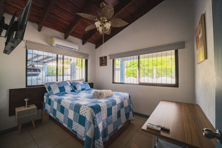 Onze kamers zijn voor maximaal 3 personen. Met airconditioning, smart-tv en ventilatoren. Het heeft een tweepersoonsbed en een eenpersoonsbed eronder. 
