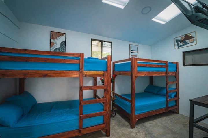 Onze gedeelde kamers met 4 bedden zijn ook voorzien van airconditioning en een smart-tv. 