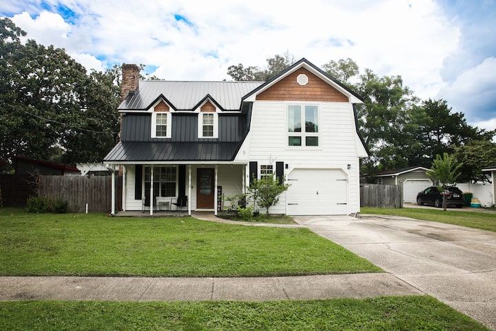 Charming Farmhouse – Spacious Family Retreat - Mary Esther, FL