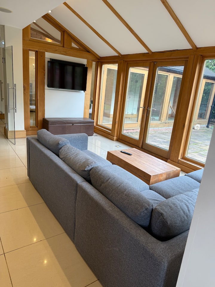 Beaumont House 5 Bed With A One Bedroom Annex - Leek