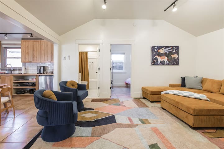 The Lewis House | Privacy And A Hip Downtown Spot - 리빙스턴