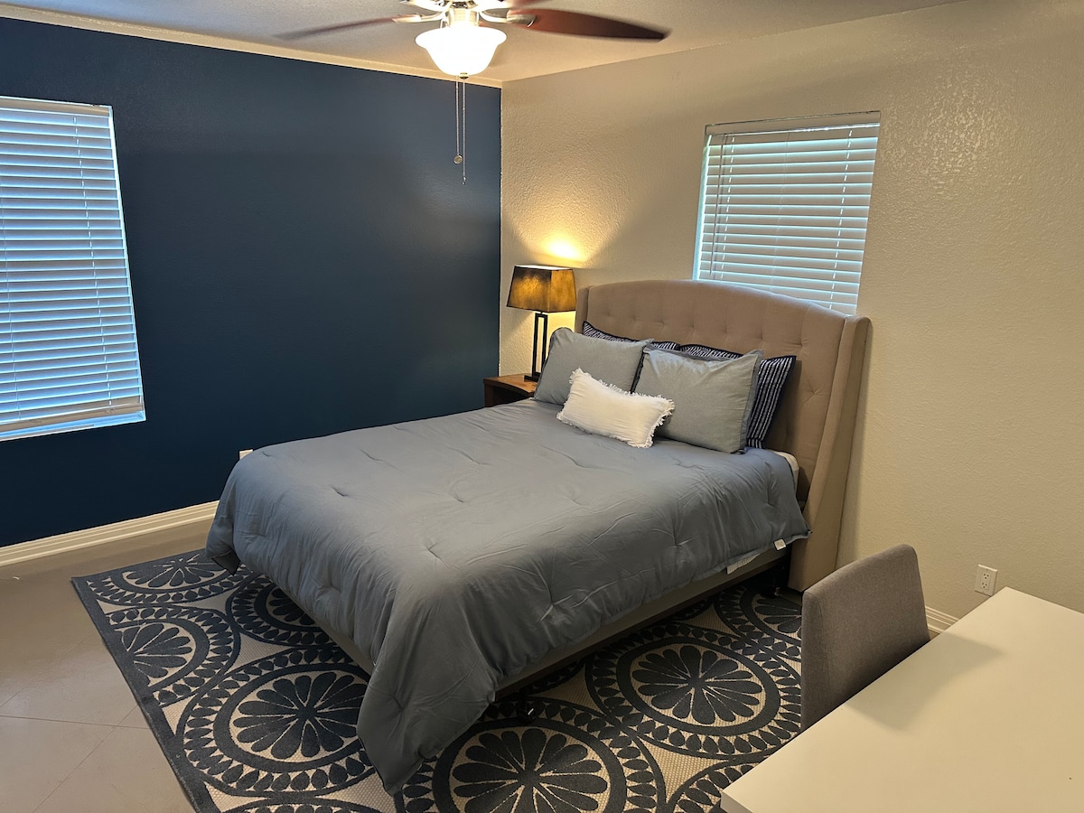 חדר השינה הראשי מאוד מרווח. גדול מספיק למיטה נפתחת נוספת או ליסוד 