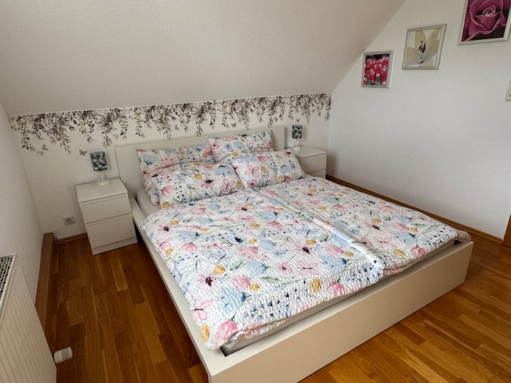 เตียงควีนไซส์ 1.60 ม. x 2.0 ม.! 
ผ้าปูที่นอนและผ้าปูที่นอนของเราซักด้วยน้ำยาซักผ้าต้านอาการแพ้และให้ความรู้สึกนุ่มสบาย