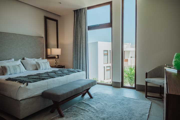 chambre lit king size, tv et salle de bain privée 