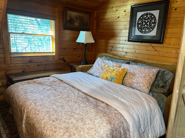 Inn On Bristle Ridge: Hot Tub • Woods • Hammocks - Mad River Moutain, OH