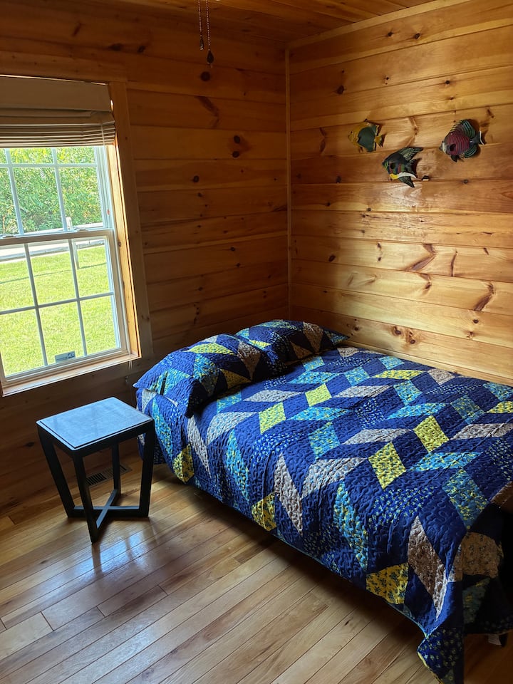 Kitanda hiki cha watu wawili ni Futon