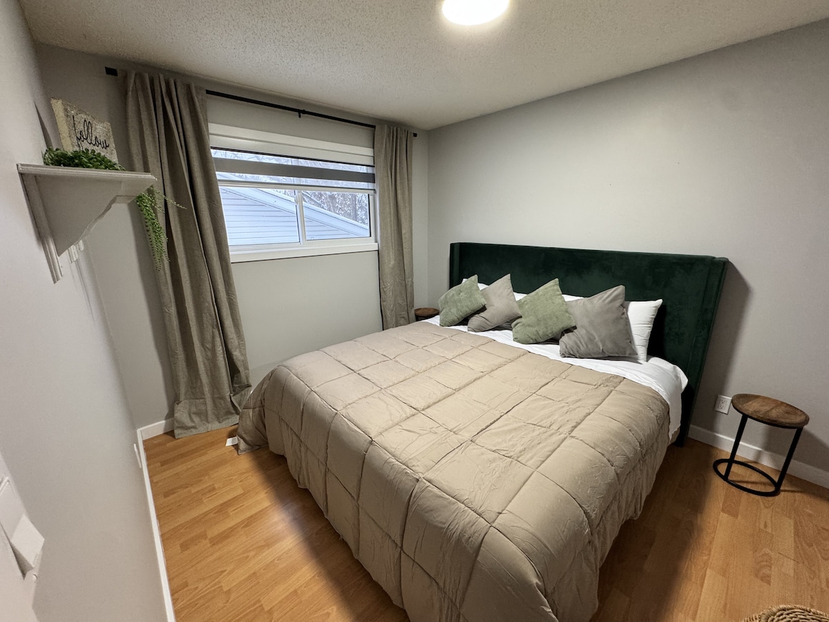 Una cama tamaño king muy cómoda, con mesitas de noche y cortinas opacas para un gran descanso nocturno.