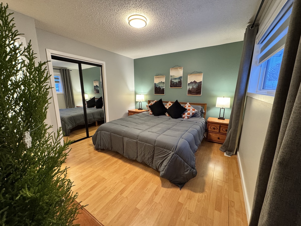 Una acogedora suite tamaño king con un cómodo armario completo, vestidor, lámparas USB, mesitas de noche y persianas opacas para una noche de sueño tranquilo.