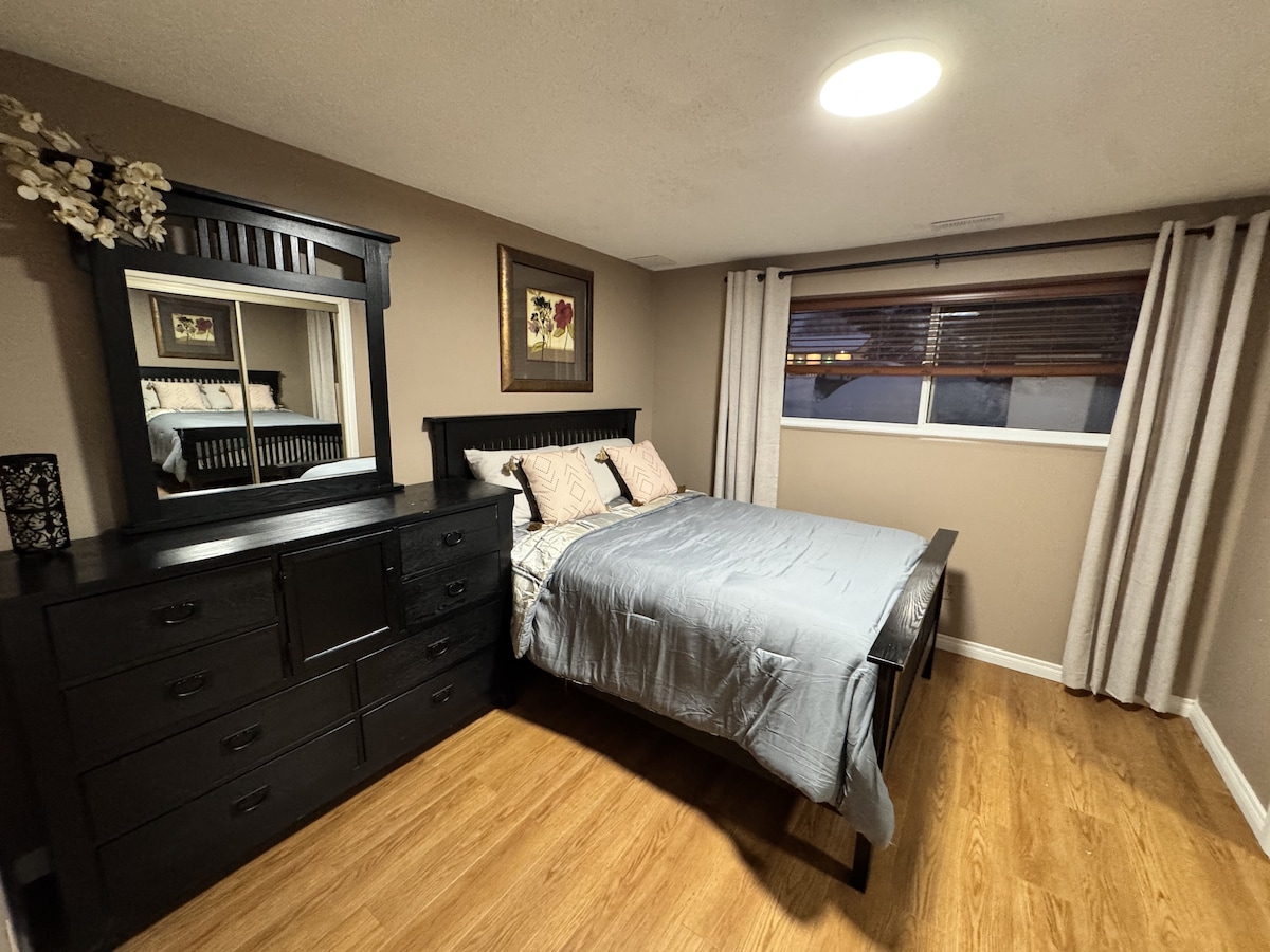 Una acogedora cama doble, con vestidor y armario de tamaño completo para tu equipaje.